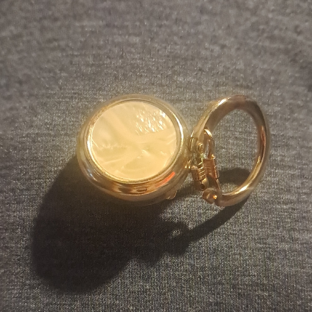 Elegant Gold-Tone Keychain Accessory